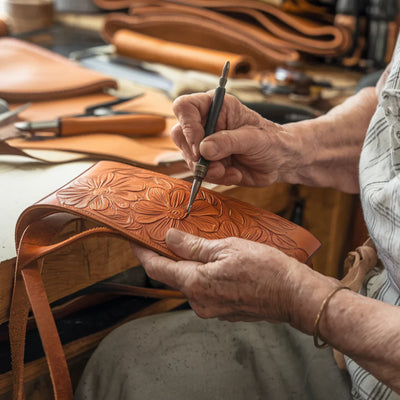 FLORINA™ | ENGRAVED LEATHER HANDBAG WITH FLORAL PATTERN